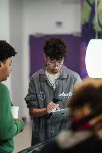 Nuna Harvest budtender assisting customer using tablet